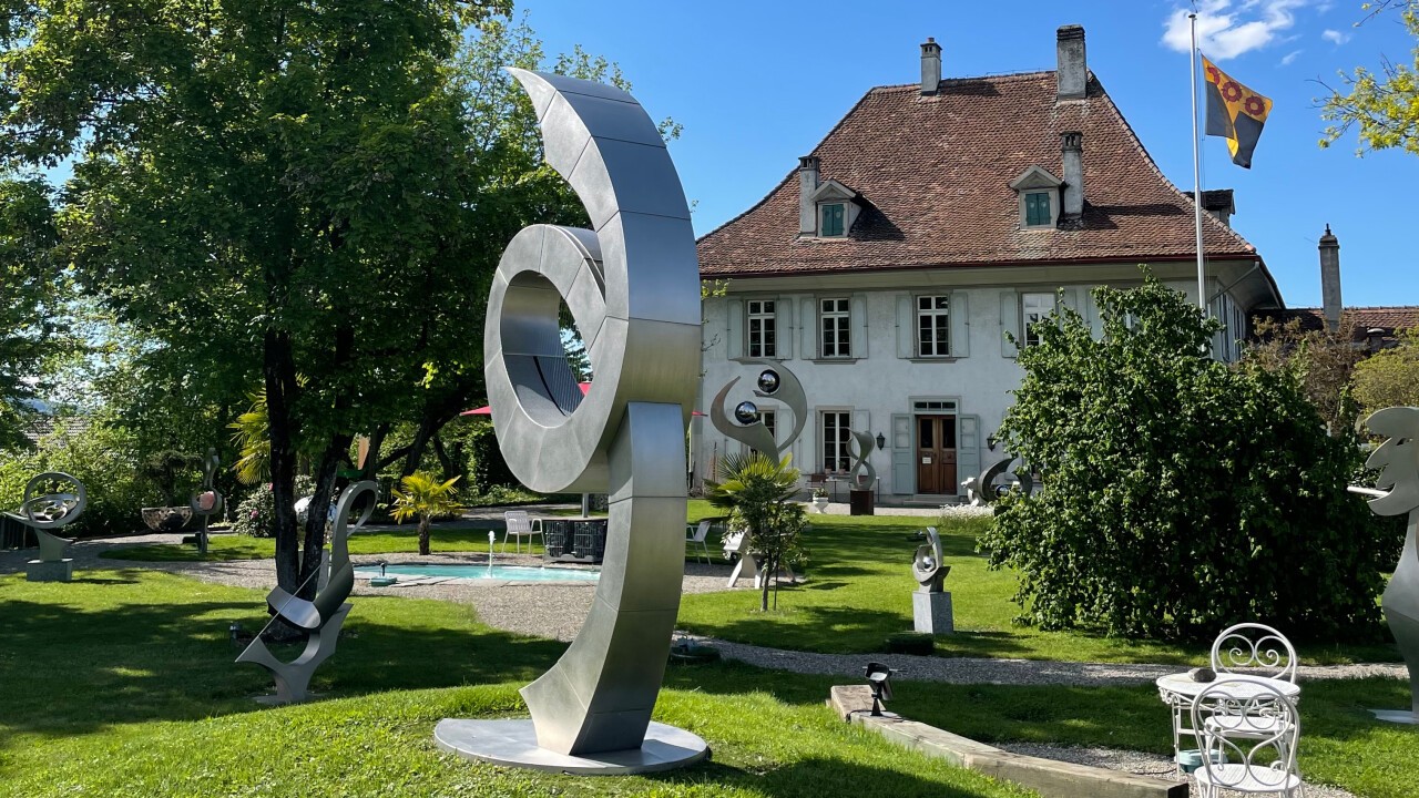 Schlössli Rubigen - Edelstahl-Skulptur "Swing"