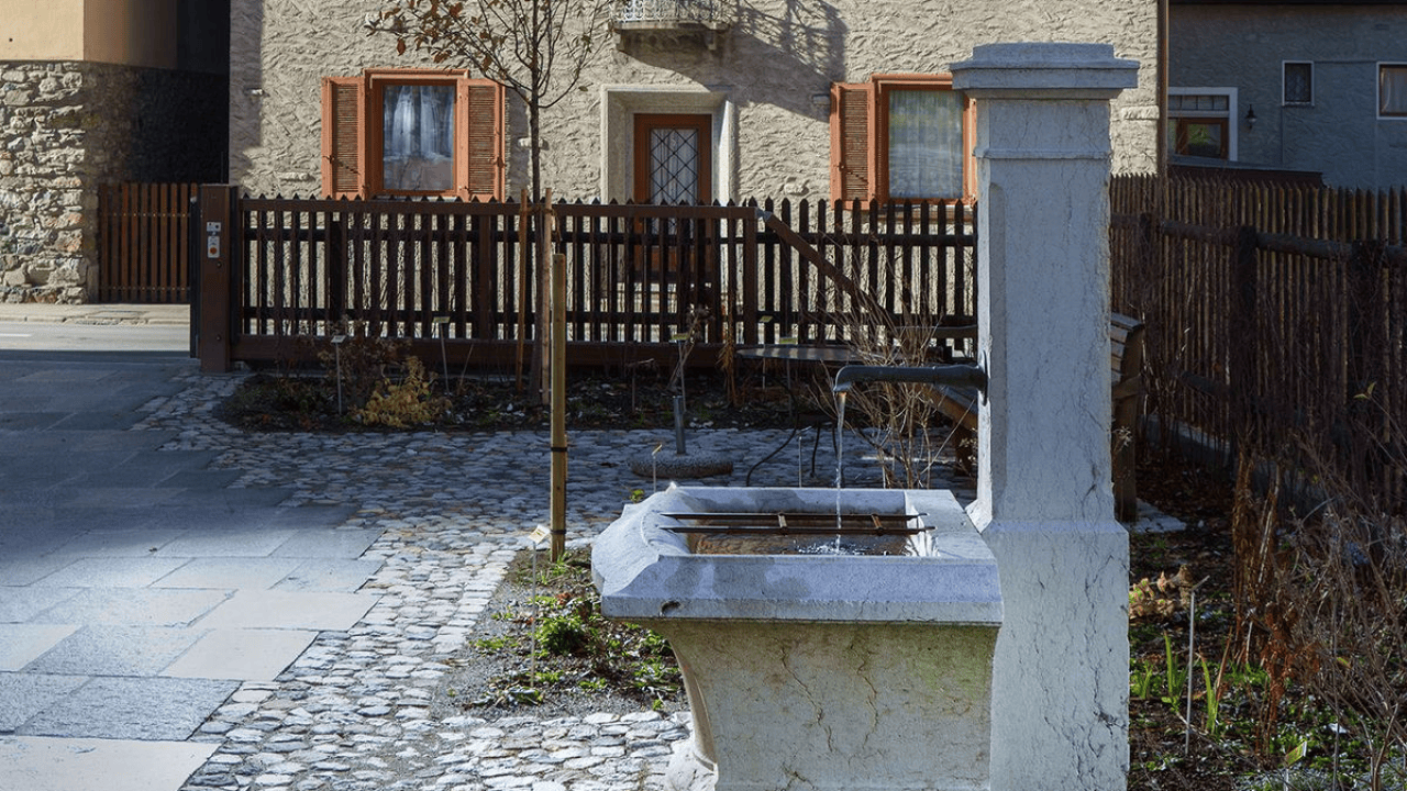 Dieser noble Repräsentationsbrunnen schmückt ein Anwesen in Zernez