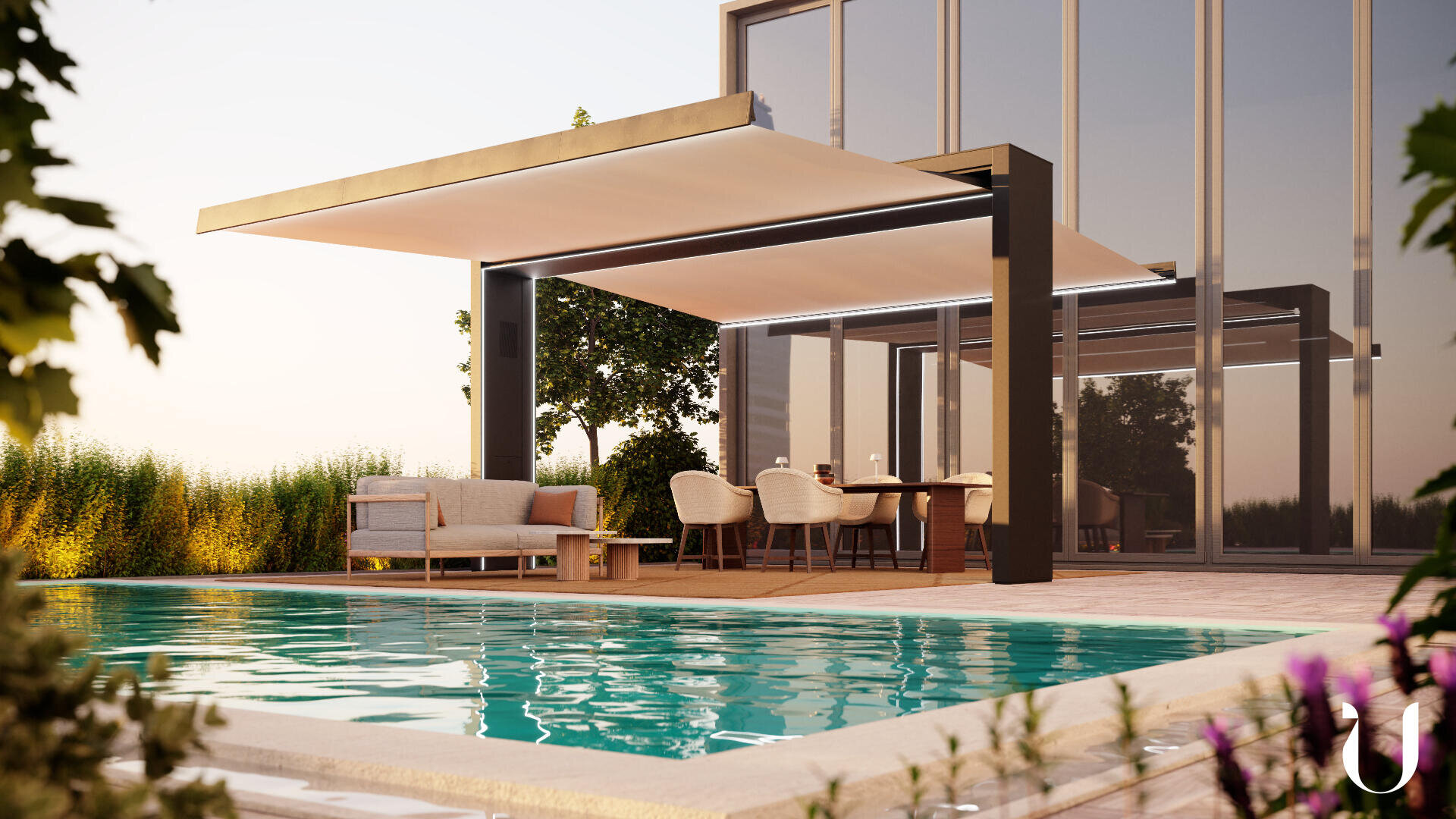 Eine moderne Außenterrasse mit Pool, schattigem Sitzbereich, Esstisch und Stühlen, neben einem Gebäude mit Glaswänden, umgeben von Grün bei Sonnenuntergang.