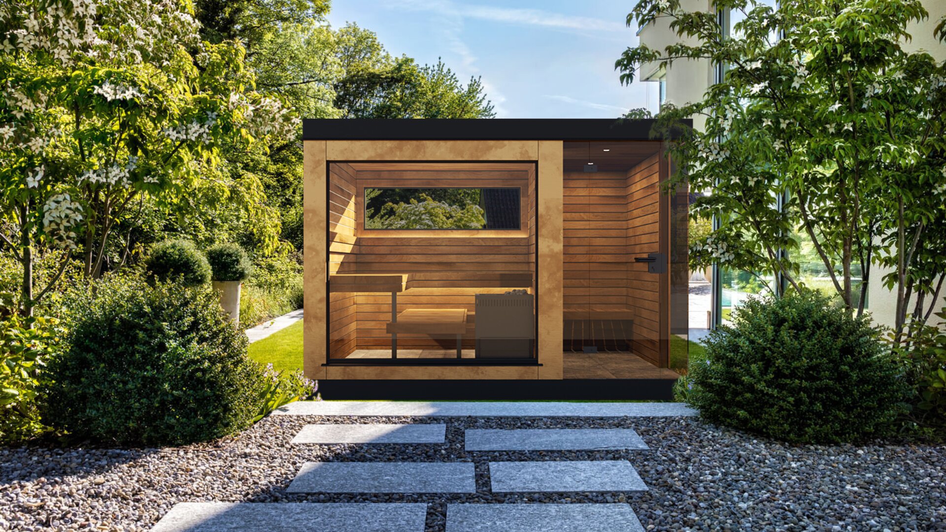 Eine moderne Holzsauna mit großen Glasscheiben liegt in einem üppigen Garten, umgeben von grünen Bäumen und Sträuchern, und ein Steinweg führt zum Eingang.