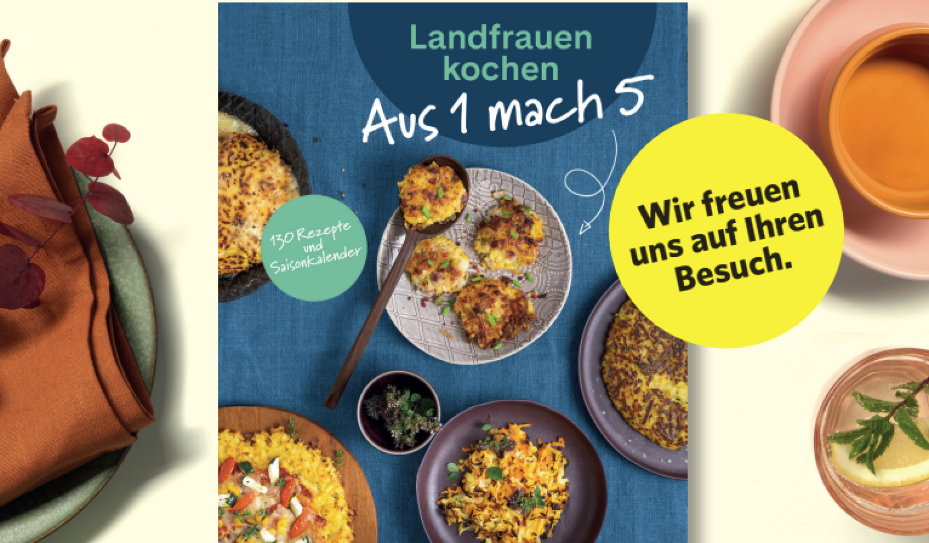 Cover eines deutschen Kochbuchs mit dem Titel Landfrauen kochen: Aus 1 mach 5 mit Gerichten auf einem blauen Tisch, einem gelben Kreis mit der Aufschrift Wir freuen uns auf Ihren Besuch und Getränken an der Seite.