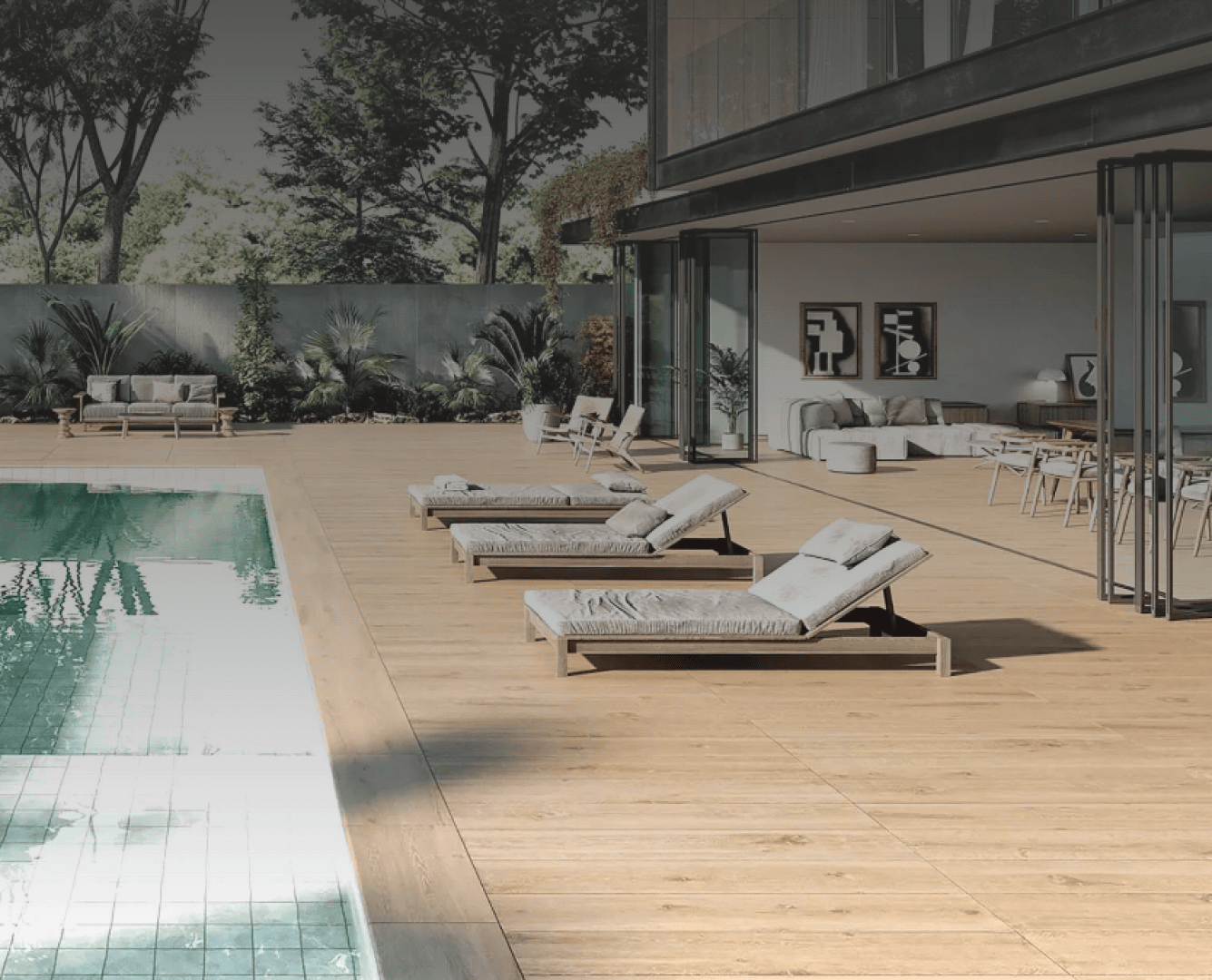 Moderner Außenpoolbereich mit Holzdeck, Sonnenliegen und Sitzgelegenheiten. Große Glastüren öffnen sich zu einem stilvollen Wohnbereich mit Kunst an den Wänden. Üppiges Grün und Bäume umgeben den Bereich und schaffen eine heitere Atmosphäre.