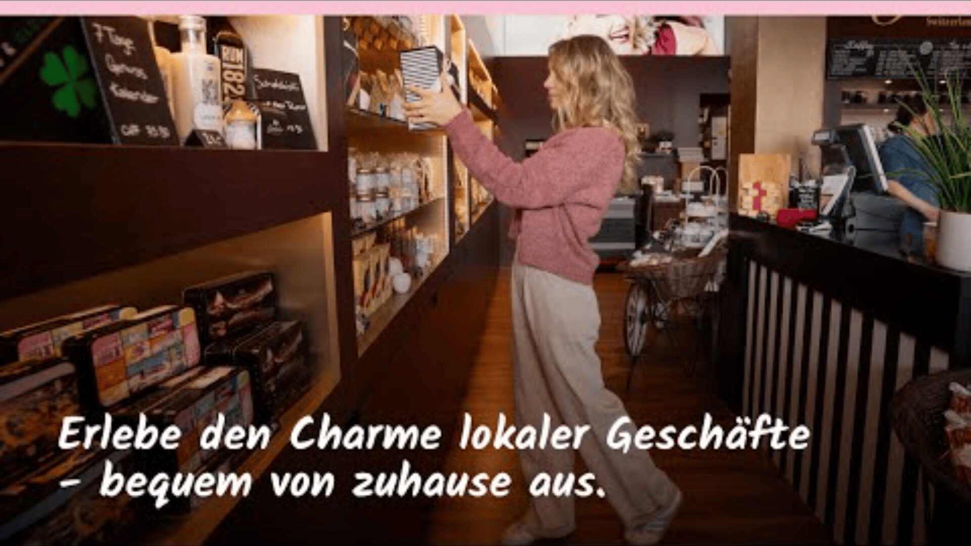Eine Frau in Freizeitkleidung kauft in einem gemütlichen, gut beleuchteten Laden ein. Sie greift nach einem Produkt in einem Regal. Der Text auf Deutsch lautet: Erlebe den Charme lokaler Geschäfte - bequem von zuhause aus.