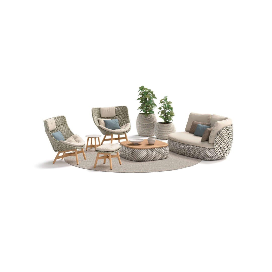 Ein modernes Terrassenset mit zwei Sesseln, einer Liege, einem runden Couchtisch, einem Beistelltisch, zwei Topfpflanzen und neutralen Kissen auf einem runden Teppich vor weißem Hintergrund.