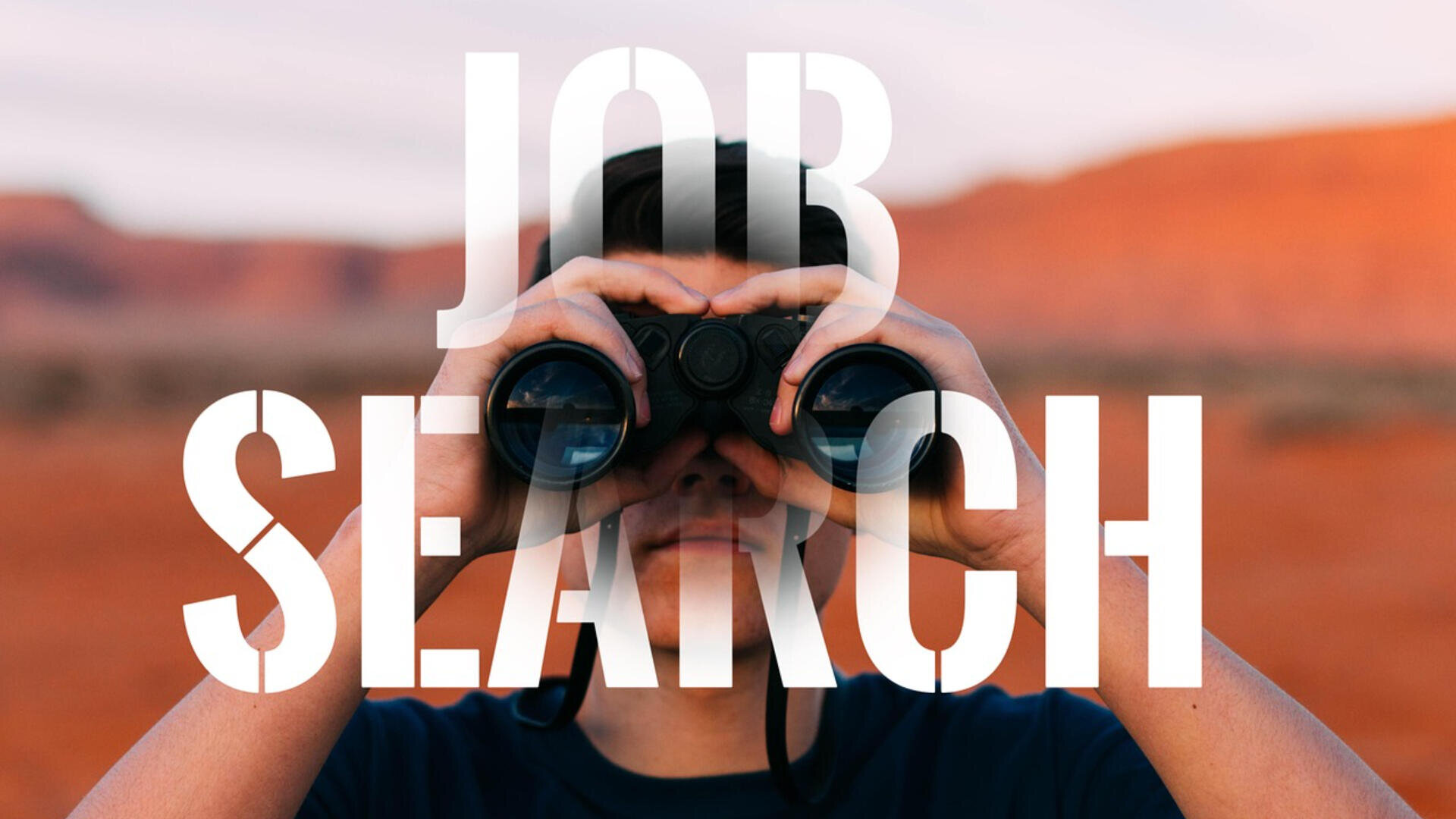 Eine Person blickt durch ein Fernglas in eine Umgebung im Freien, in der ein großer weißer Text mit der Aufschrift JOB SEARCH eingeblendet ist.