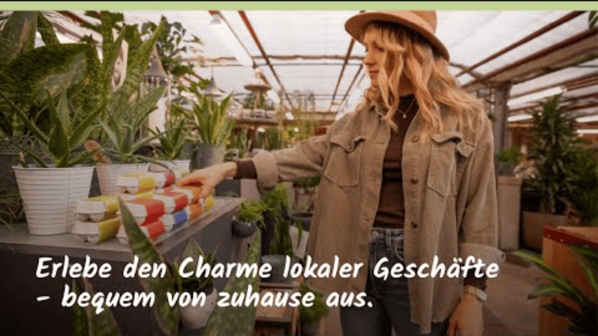 Eine Frau in einem Gewächshaus oder Pflanzengeschäft greift nach den Topfpflanzen in einer Auslage. Der Text auf Deutsch lautet: Erlebe den Charme lokaler Geschäfte - bequem von zuhause aus.