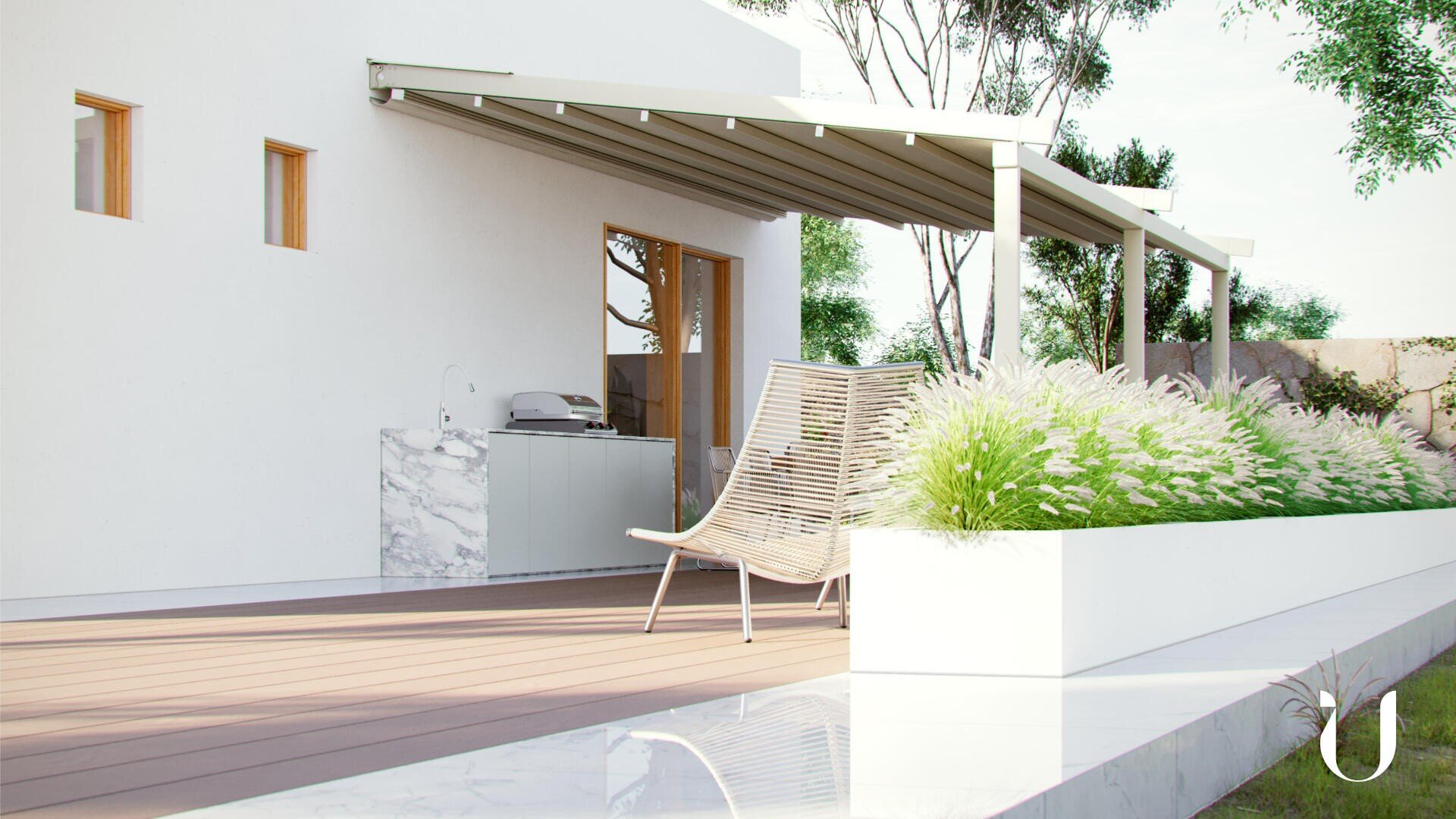 Eine moderne Terrasse mit Holzbelag, einem Loungesessel, einer Außenküche und einer Pergola aus Metalllatten. Üppige Grünpflanzen füllen einen rechteckigen Pflanzkübel neben dem Sitzbereich, neben einem weißen Gebäude mit großen Fenstern.