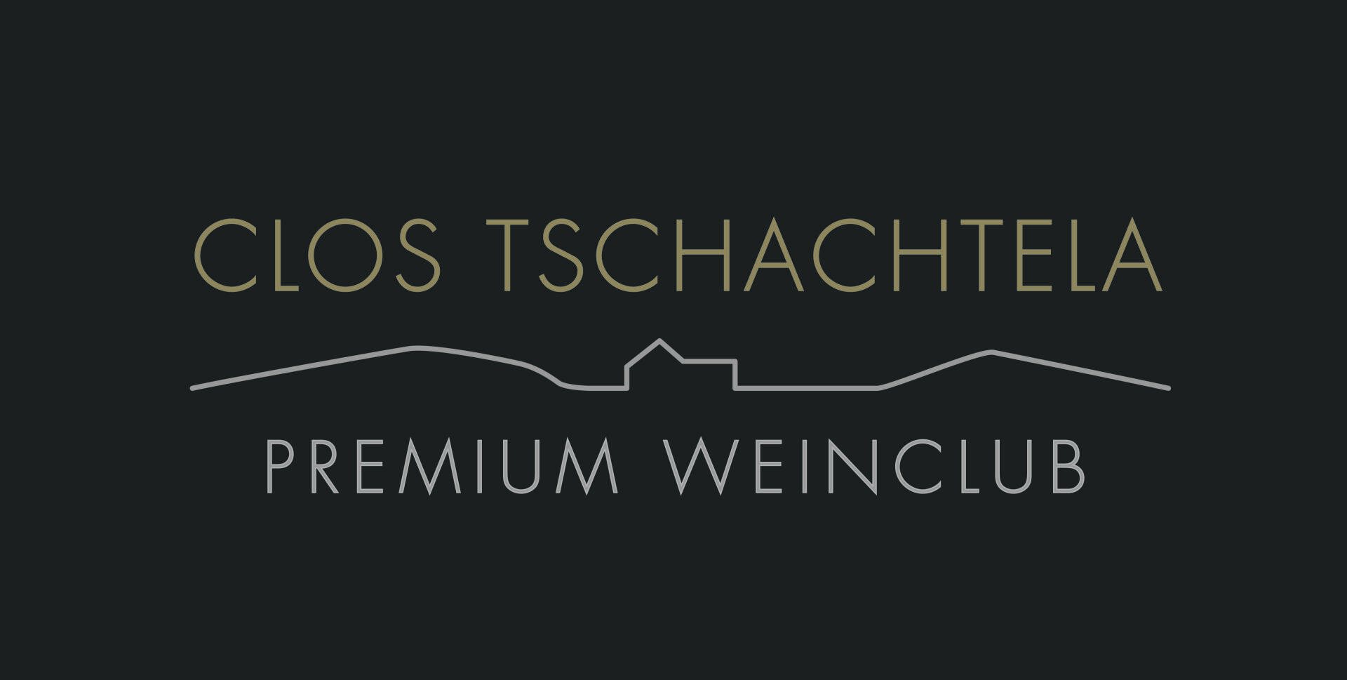 Logo mit dem Text Clos Tschachtela Premium Weinclub in goldenen und silbernen Buchstaben auf schwarzem Hintergrund, mit einem minimalistischen Umriss eines Gebäudes und Hügeln zwischen den beiden Textzeilen.