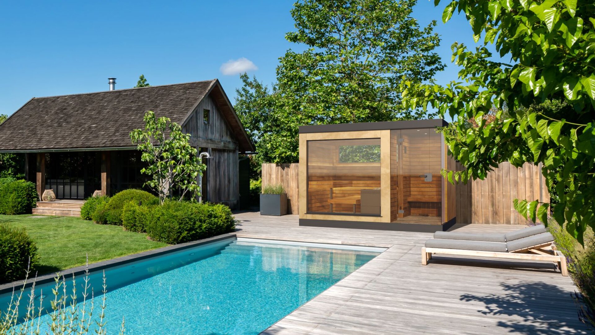 Ein moderner Garten mit einer Holzsauna, einem Pool, Liegestühlen und einem rustikalen Häuschen, umgeben von grünen Bäumen und Sträuchern unter einem klaren blauen Himmel.