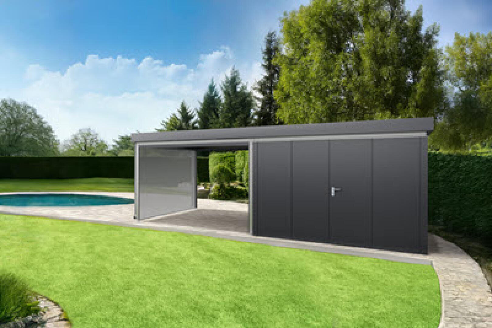 Ein modernes, dunkelgraues Gartenhaus mit einer geschlossenen Tür und einer offenen Schiebetür steht auf einer Steinterrasse neben einem geschwungenen Swimmingpool, umgeben von grünem Gras, Bäumen und Hecken unter blauem Himmel.