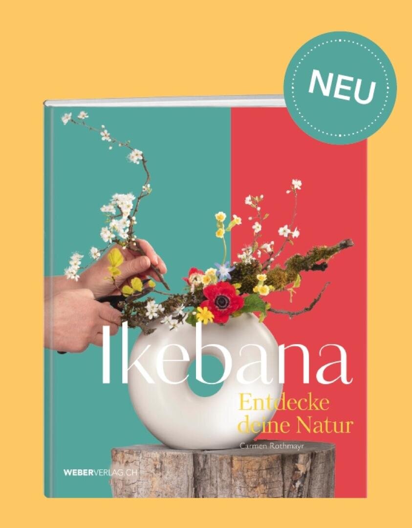 Buchumschlag von Ikebana: Entdecke deine Natur zeigt Hände, die Blumen in einer weißen Vase vor einem gespaltenen roten und blaugrünen Hintergrund arrangieren, mit einem NEU-Etikett in der oberen rechten Ecke.