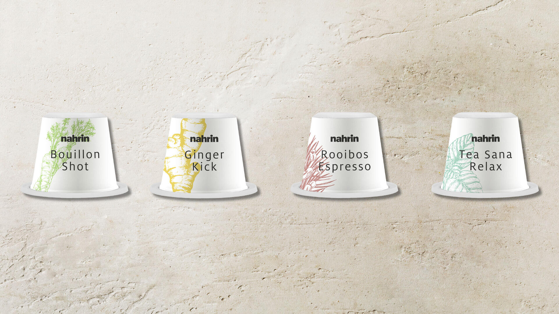 Vier weiße Kapseln mit den Bezeichnungen Bouillon Shot, Ginger Kick, Rooibos Espresso und Tea Sana Relax sind in einer Reihe auf einer leicht strukturierten Oberfläche angeordnet. Jede hat ein einfaches farbiges Design an der Seite.