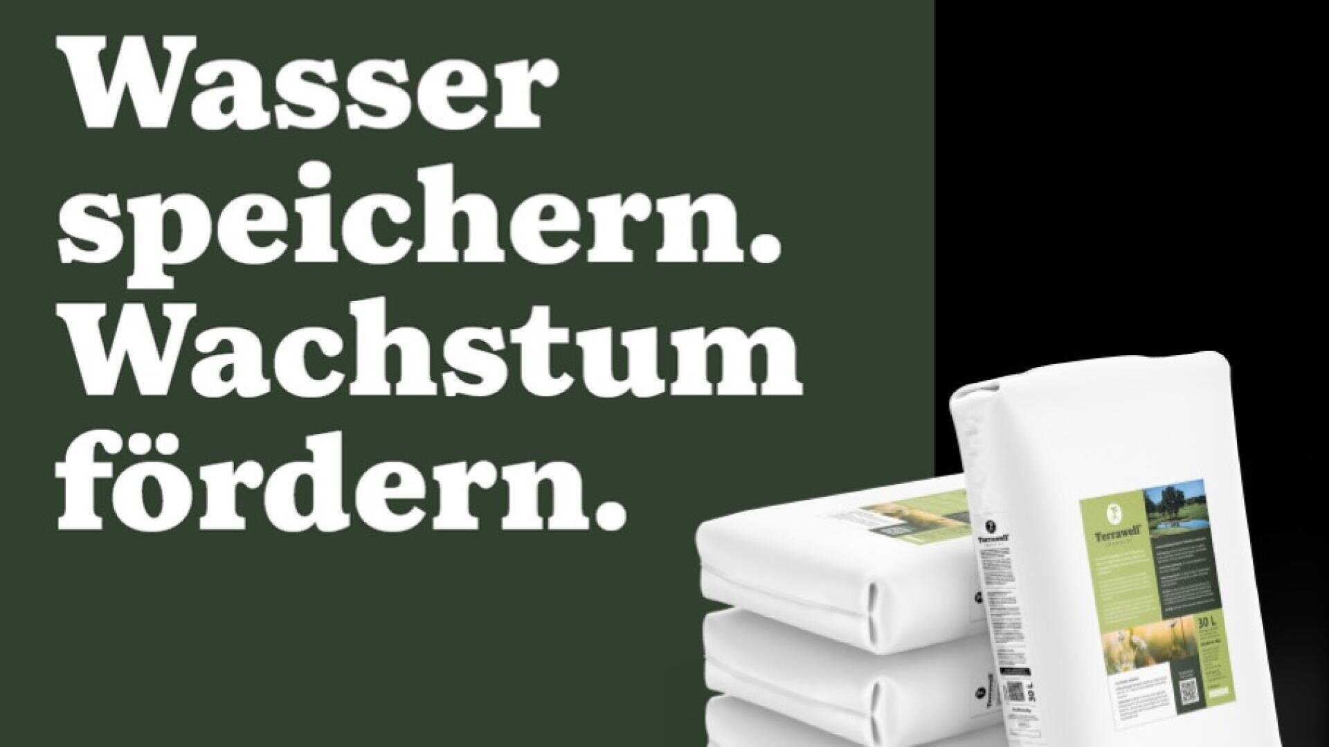 Three white bags of gardening product are stacked beside large German text on a green background that reads, Wasser speichern. Wachstum fördern, which translates to Save water. Promote growth.