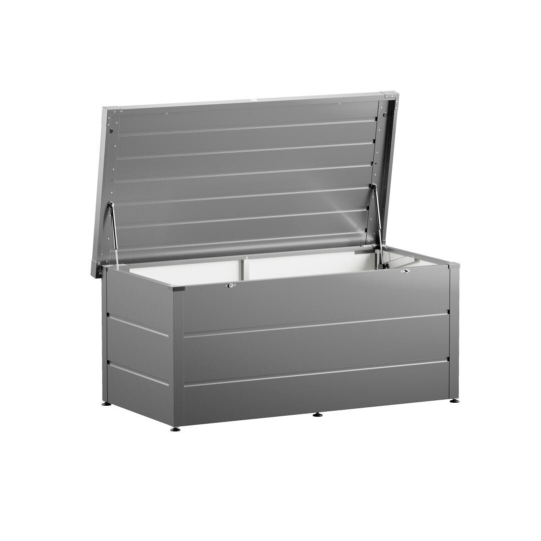 Eine große, rechteckige Aufbewahrungsbox aus Metall mit einem aufklappbaren Deckel, der einen leeren Innenraum zeigt. Die Box hat ein schlankes, modernes Design mit glatten Paneelen und einer grauen Oberfläche.