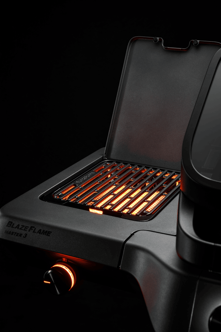 Nahaufnahme eines offenen Elektrogrills mit rot leuchtenden Heizelementen und einem sichtbaren Bedienknopf vor einem dunklen Hintergrund. Der Grilldeckel ist teilweise geöffnet und gibt den Blick auf das beleuchtete Kochfeld frei.