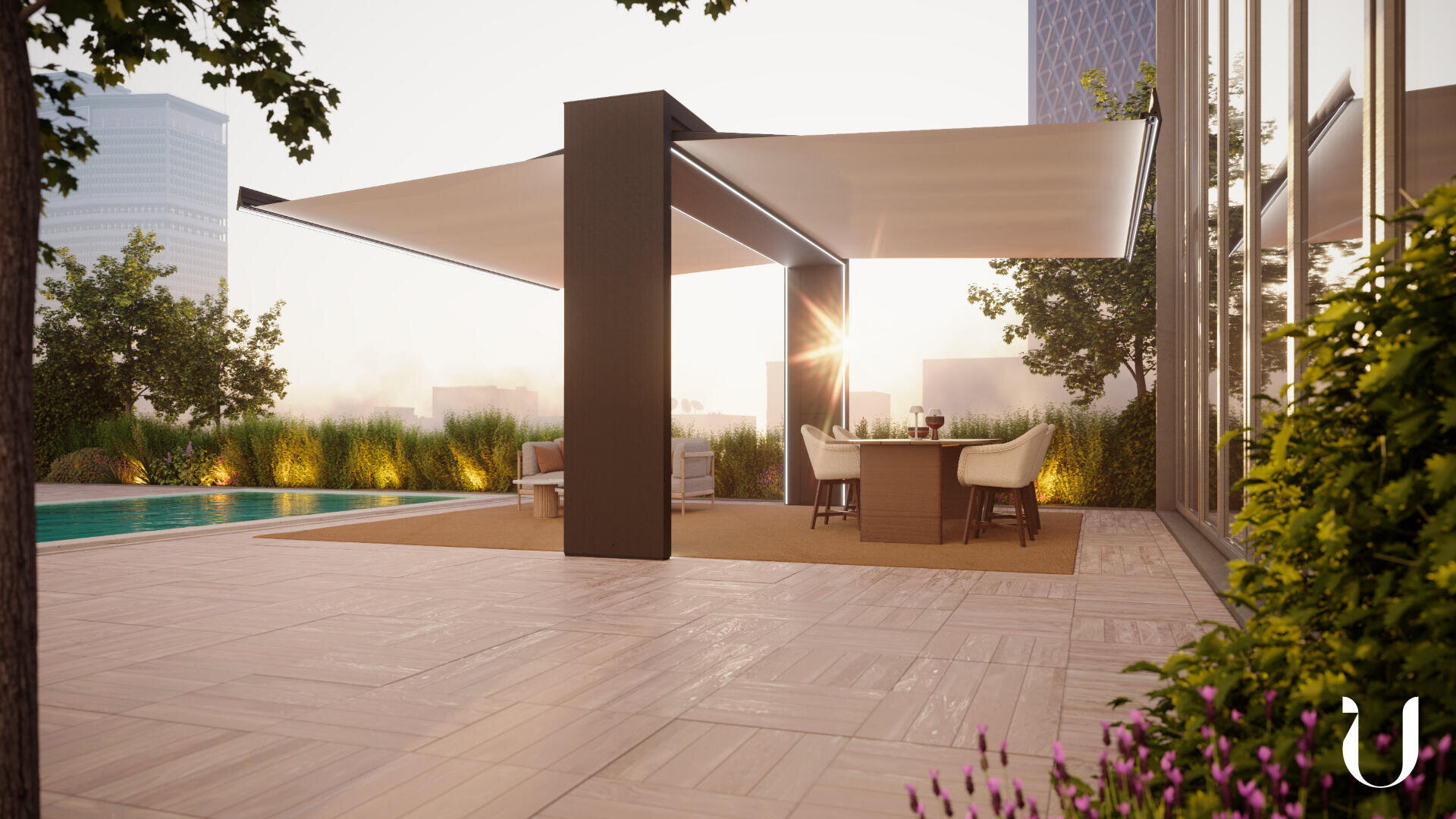 Eine moderne Außenterrasse mit einer zentralen Pergola, einem gepolsterten Sitzbereich und einem Esstisch am Pool, umgeben von Grün und Bäumen, durch die im Hintergrund das Sonnenlicht scheint.
