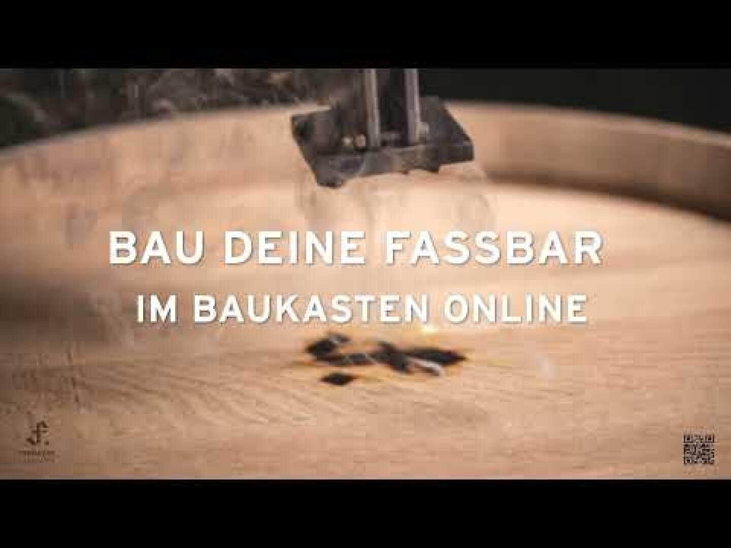 Nahaufnahme eines Holzfasses, das mit einem heißen Eisen eingebrannt wird, überlagert mit dem deutschen Text "BAU DEINE FASSBAR IM BAUKASTEN ONLINE.".
