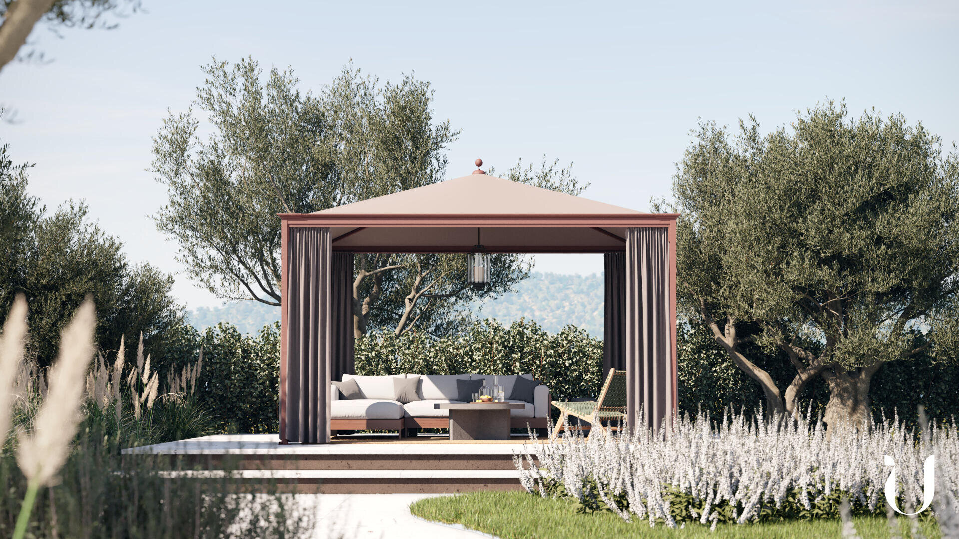 In einem Garten, umgeben von Sträuchern, blühenden Pflanzen und Bäumen, steht unter freiem Himmel ein moderner Pavillon mit Vorhängen und einem bequemen Sitzbereich.