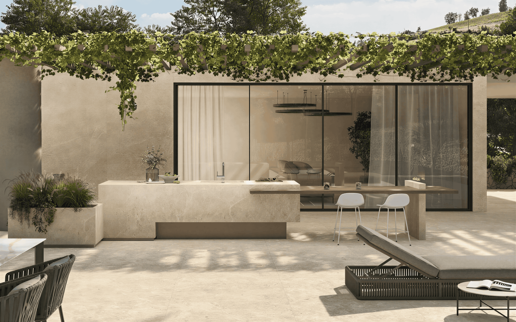 Moderne Außenterrasse mit einer eleganten Steininsel, Barhockern, einem Loungesessel und Grünpflanzen darüber. Große Glasschiebetüren geben den Blick frei auf einen stilvollen Wohnbereich im Inneren. Üppige Pflanzen und Bäume umgeben den Raum.