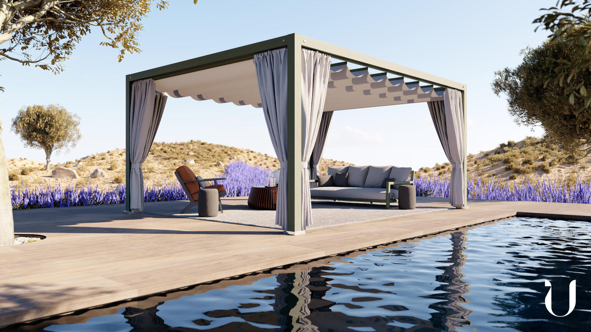 Eine moderne Outdoor-Lounge mit Pergola, Sofa und Stühlen befindet sich am Pool auf einem Holzdeck, umgeben von trockenem Gras und Lavendelpflanzen unter einem klaren Himmel.