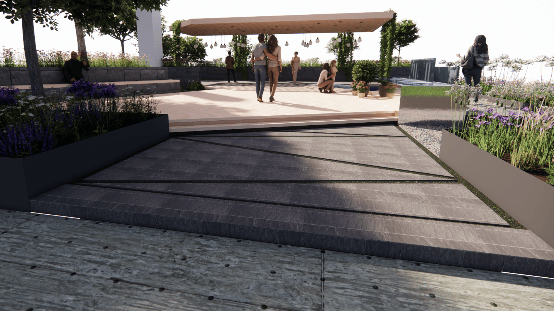 An einem sonnigen Tag versammeln sich die Menschen auf und um eine hölzerne Plattform, die von einer modernen Pergola in einem Landschaftsgarten beschattet wird, der von Pflanzen, Bäumen und Blumenbeeten umgeben ist.