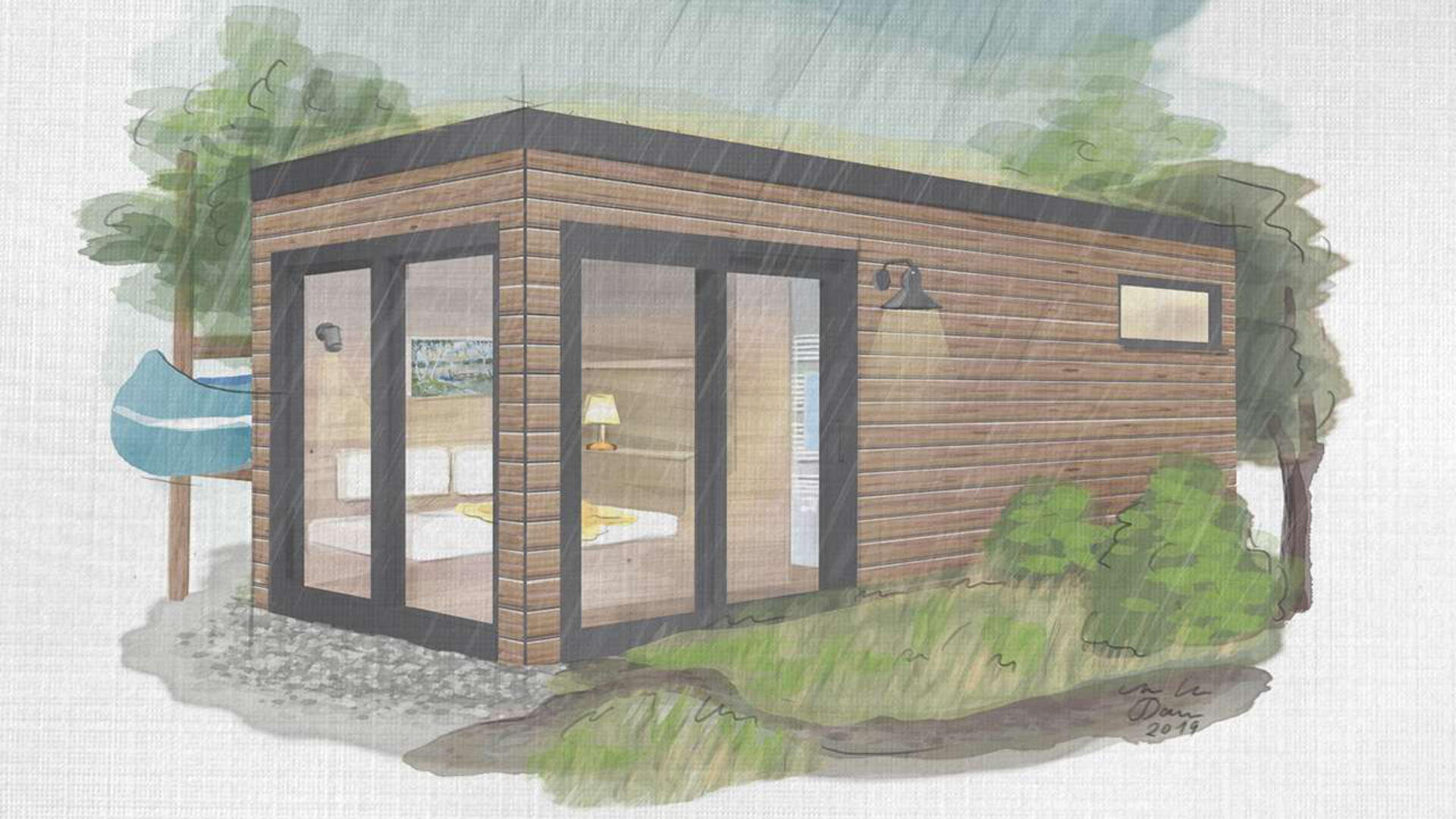 Eine moderne, kleine Holzhütte mit großen Fenstern steht in einer üppigen, grünen Umgebung, während es regnet. Das Innere ist mit einer Lampe sanft beleuchtet, und Bäume umgeben das Gebäude.