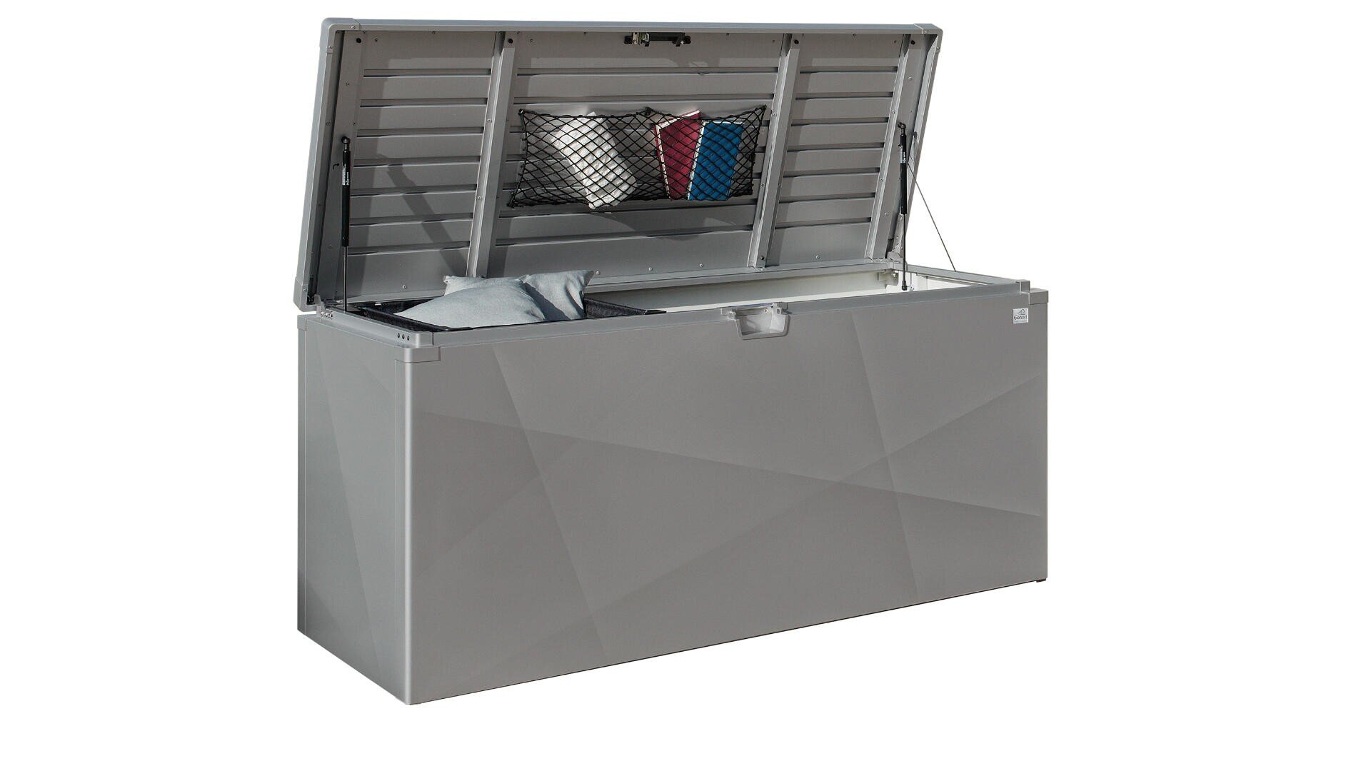 Eine große graue Aufbewahrungsbox für den Außenbereich, deren Deckel geöffnet ist und in der sich Kissen und eine Netztasche an der Unterseite des Deckels für kleinere Gegenstände befinden.