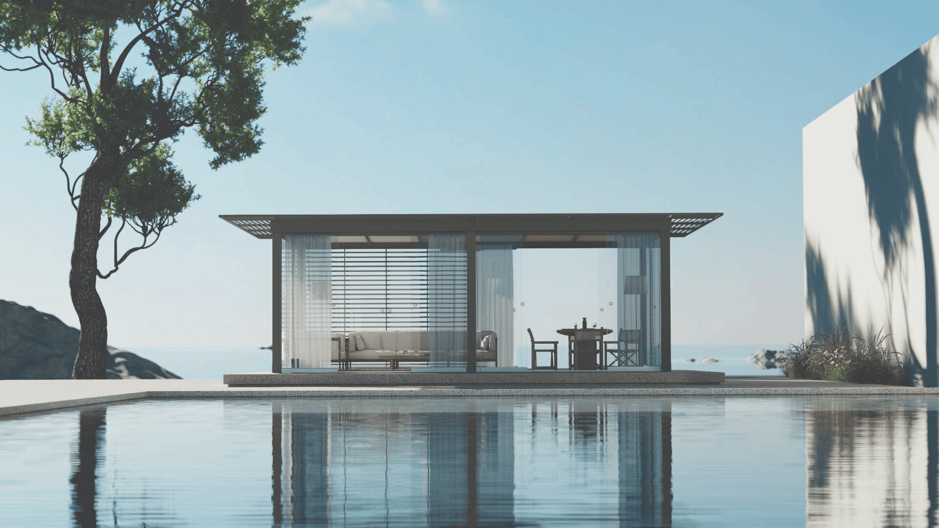 Modernes Glashaus mit transparenten Vorhängen, Sitzgelegenheiten im Freien und einem Esstisch neben einem ruhigen Swimmingpool. Ein Baum und eine minimalistische Landschaftsgestaltung rahmen die Szene unter einem klaren blauen Himmel ein.