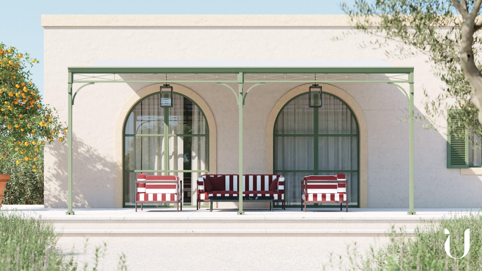 Ein Innenhof mit einer Pergola aus Metall mit drei gestreiften Stühlen und zwei Laternen vor einem hellen Gebäude mit Bogenfenstern. Auf der linken Seite steht ein getöpferter Orangenbaum und im Vordergrund befindet sich Grünzeug.