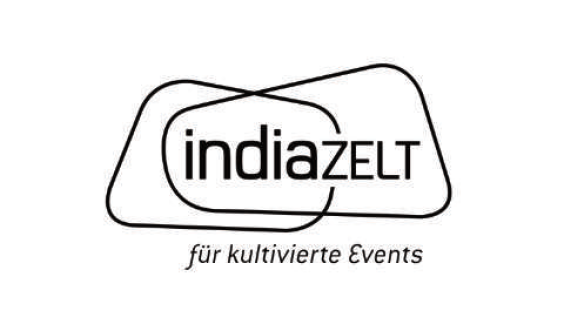 Logo mit dem Wort „indiaZELT“ in fetten Buchstaben, umgeben von zwei sich überlappenden abstrakten Formen. Darunter steht der deutsche Text „für kultivierte Events“.