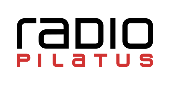 Das Logo von Radio Pilatus zeigt das Wort Radio in fetten schwarzen Kleinbuchstaben über PILATUS in roten Grossbuchstaben auf weissem Hintergrund.