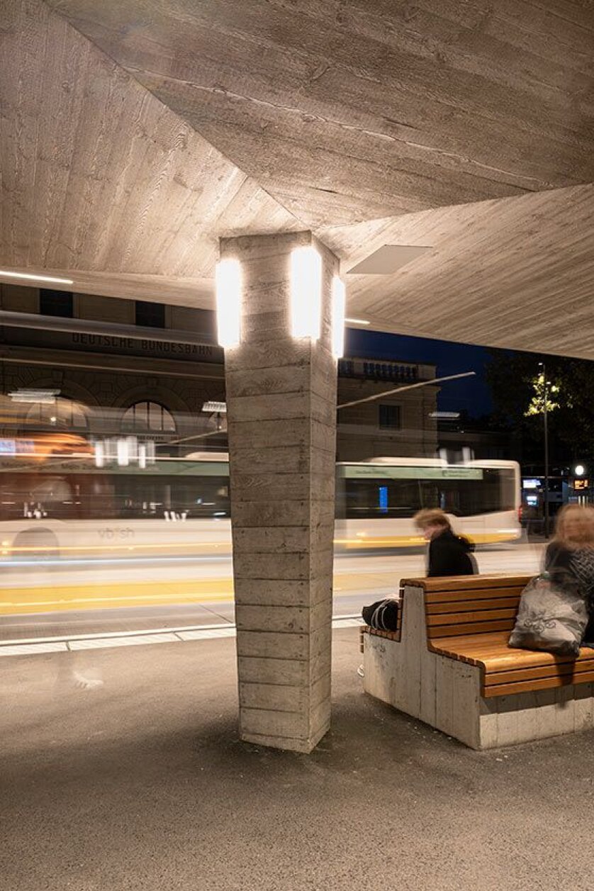 Bei der Haltestelle Bahnhof können Passanten nun bequem verweilen