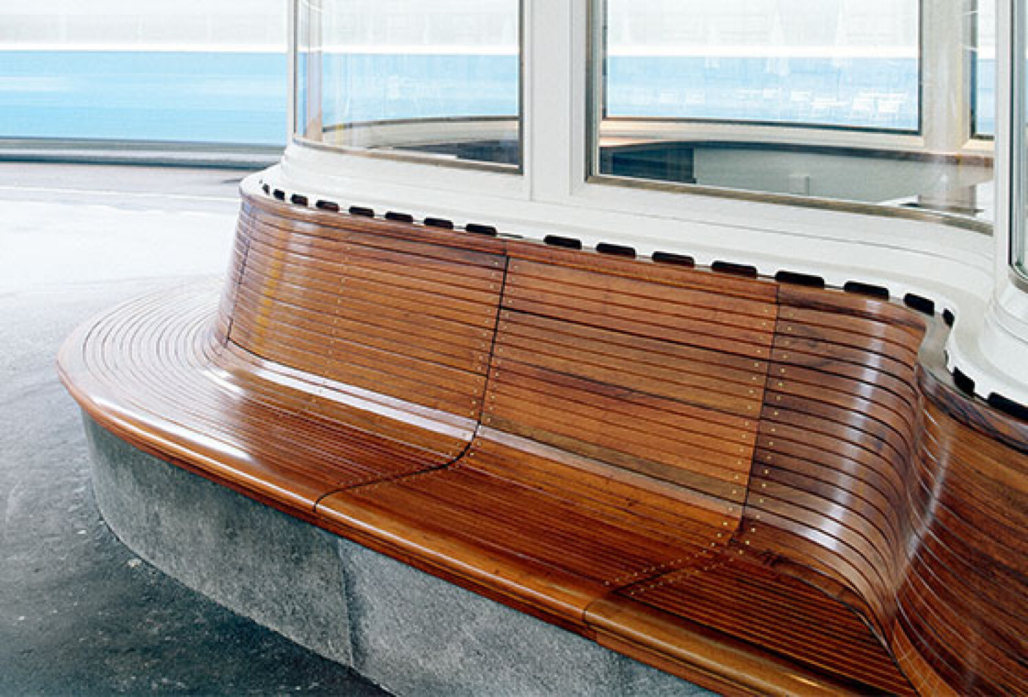 Sitzbank aus Holz beim Paradeplatz Zürich Tramhaltestelle